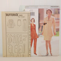 The paper instruction sheet for Butterick 3623 is shown propped up in front of the paper envelope.